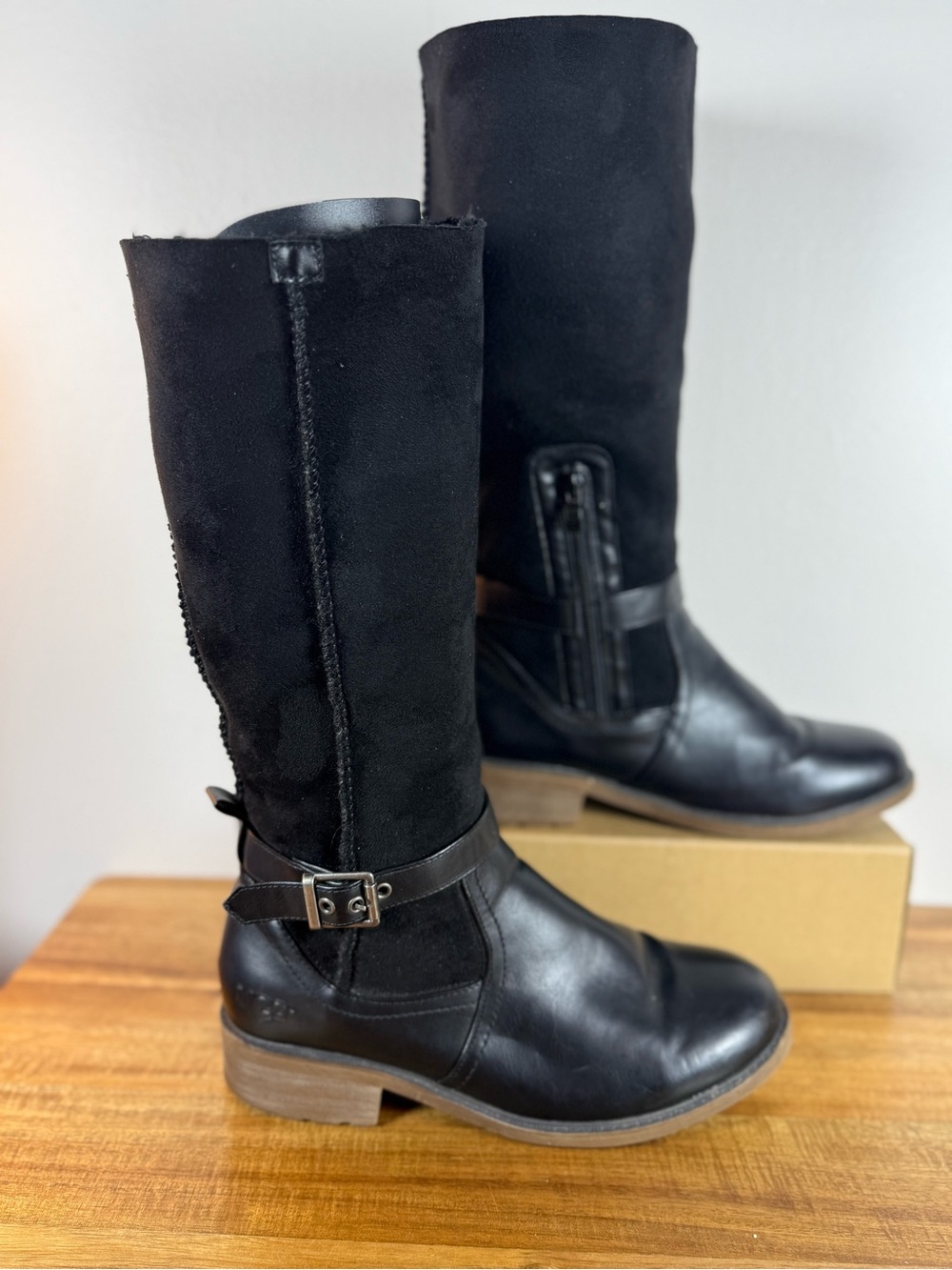 UGG Mid Cafe Black with Suede Upper and Leather Lower Shearling Lined Size 9
